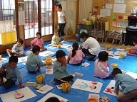 子ども達に混ざって、絵画教室を体験しました。