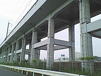 補修された新幹線高架の様子です。