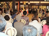 沢山の参詣者と共に団扇太鼓を叩いて、お題目をお唱えします。