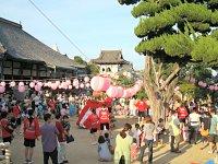 にぎやかな“まつり”で、ご先祖様も喜んでくれるはずです。