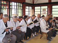 皆で読経を捧げます。