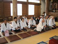 本堂内にて導師をお待ちします。