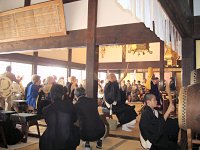 小僧さんの叩く大太鼓に合わせて、団扇太鼓に挑戦です。