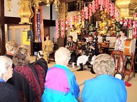 初めて見る沖縄民謡に、興味津々でした。