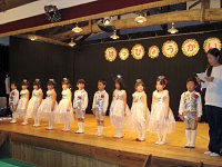 涙ぐむ先生を、心配そうに見つめる子どもの姿が印象的でした。