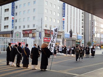 大勢の僧侶が、意欲的に募金活動を行いました。