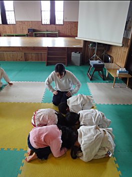 ボランティアの学生さんも、子ども達と礼の練習をしていました。
